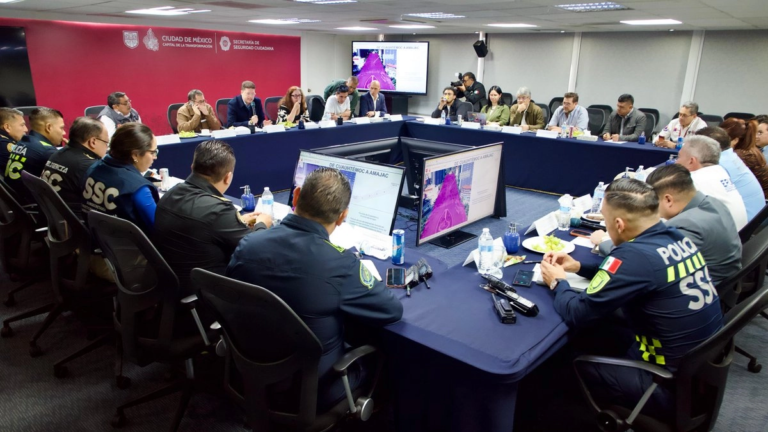 Instalan mesas de trabajo logístico para concierto de Shakira en el Zócalo