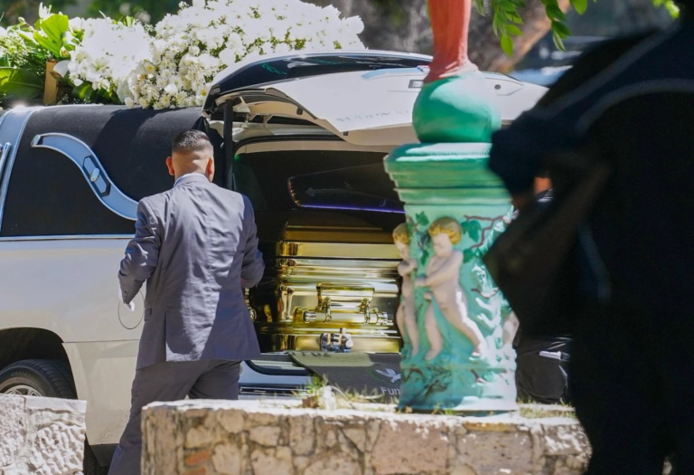 Entierran a ‘El Mencho’ entre corridos y en ataúd dorado