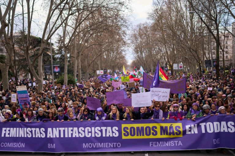 Marchan miles de mujeres en el mundo por el 8M