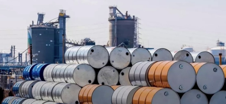 Petróleo se dispara por guerra entre EU e Irán; barril llegó a rozar los 120 dólares