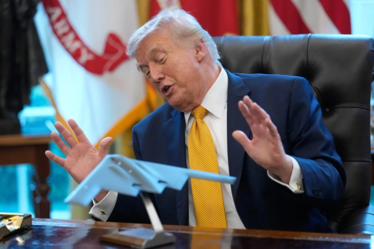 Trump amenaza con clausurar medios y encarcelar a reporteros; «publican fake news y traicionan a la patria»