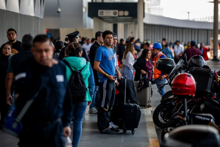 SICT debe revisar con taxistas de aeropuertos altas tarifas: Sheinbaum