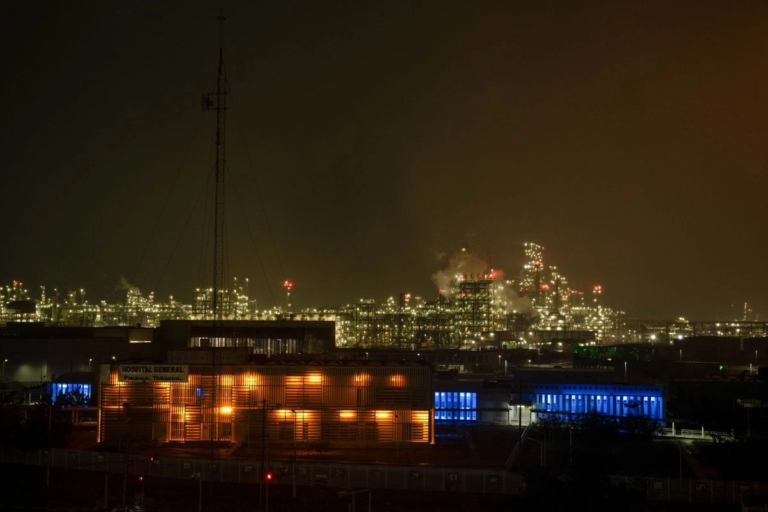 Peritajes de FGR y Pemex determinarán la causa del incendio en refinería de Dos Bocas: Sheinbaum