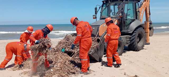 Gobierno de México refuerza limpieza y contención por hidrocarburo en dos bocas