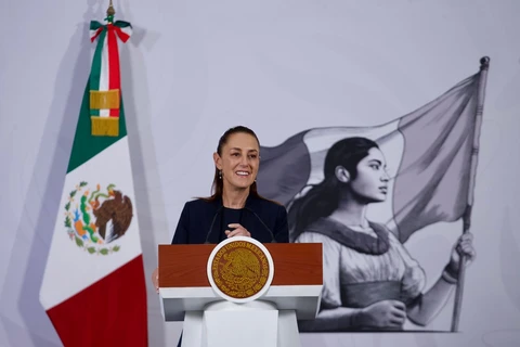 Sheinbaum: no basta con renuncia; Senado: el caso CIA, traición a la patria