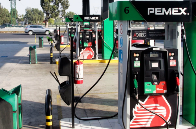 Gobierno de México y gasolineros fijan tope de 28 pesos por litro de diésel