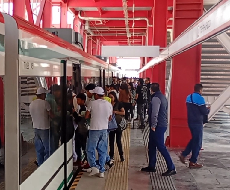 Tren Suburbano al AIFA opera con alta demanda y retrasos de hasta una hora en su primer día feriado