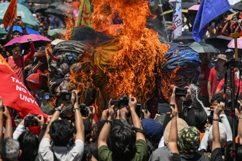 Queman figuras de Trump y Netanyahu en Filipinas en protesta del 1 de mayo
