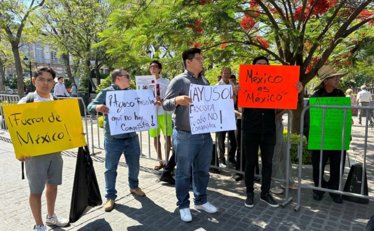 Ayuso arremete contra programas sociales durante visita en Aguascalientes; protestan por su presencia