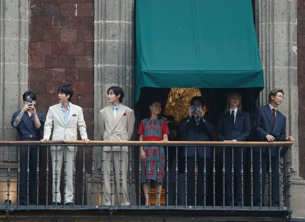 BTS desata euforia en el Zócalo de CDMX; Sheinbaum los presentó desde el balcón de Palacio Nacional