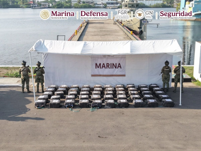 Marina asegura embarcación con 1.5 toneladas de droga en costas de Chiapas