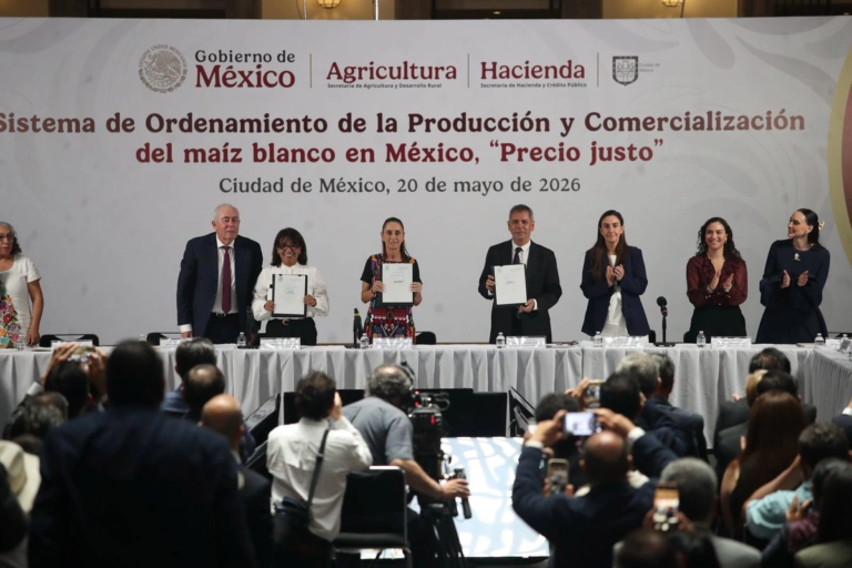 Firma gobierno acuerdo con productores para garantizar «precio justo» del maíz blanco