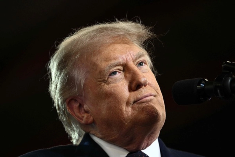 Examen médico de Trump reaviva debate sobre su salud mental; se le ha visto divagando