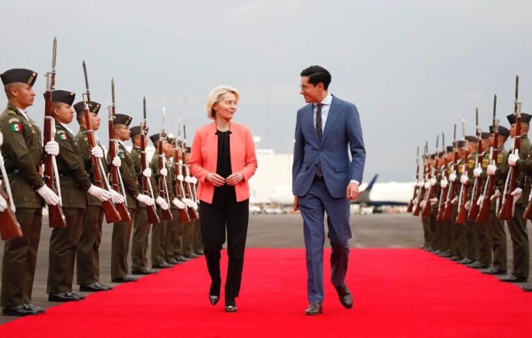 Ursula von der Leyen llega a México para firma de acuerdo con la UE