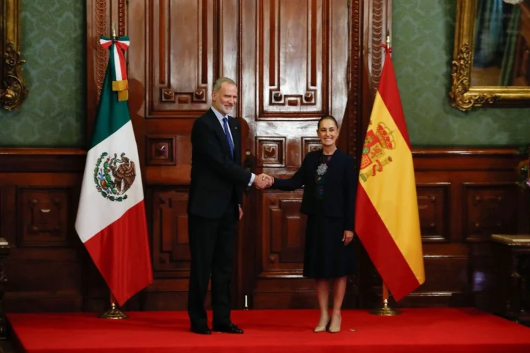 Recibe Sheinbaum al Rey Felipe VI de España en Palacio Nacional; abordan importancia de pueblos originarios